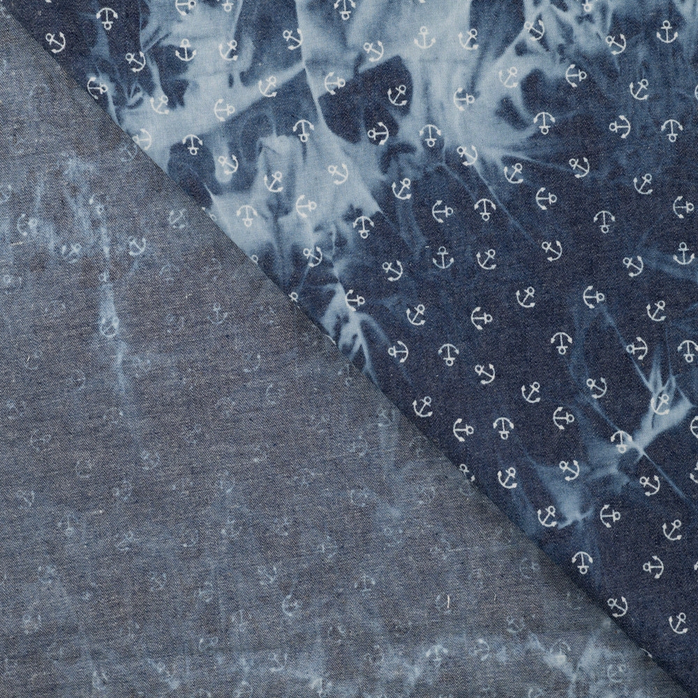 Leichter Jeansstoff Chambray Kleine Anker weiß auf Jeansblau Batiklook