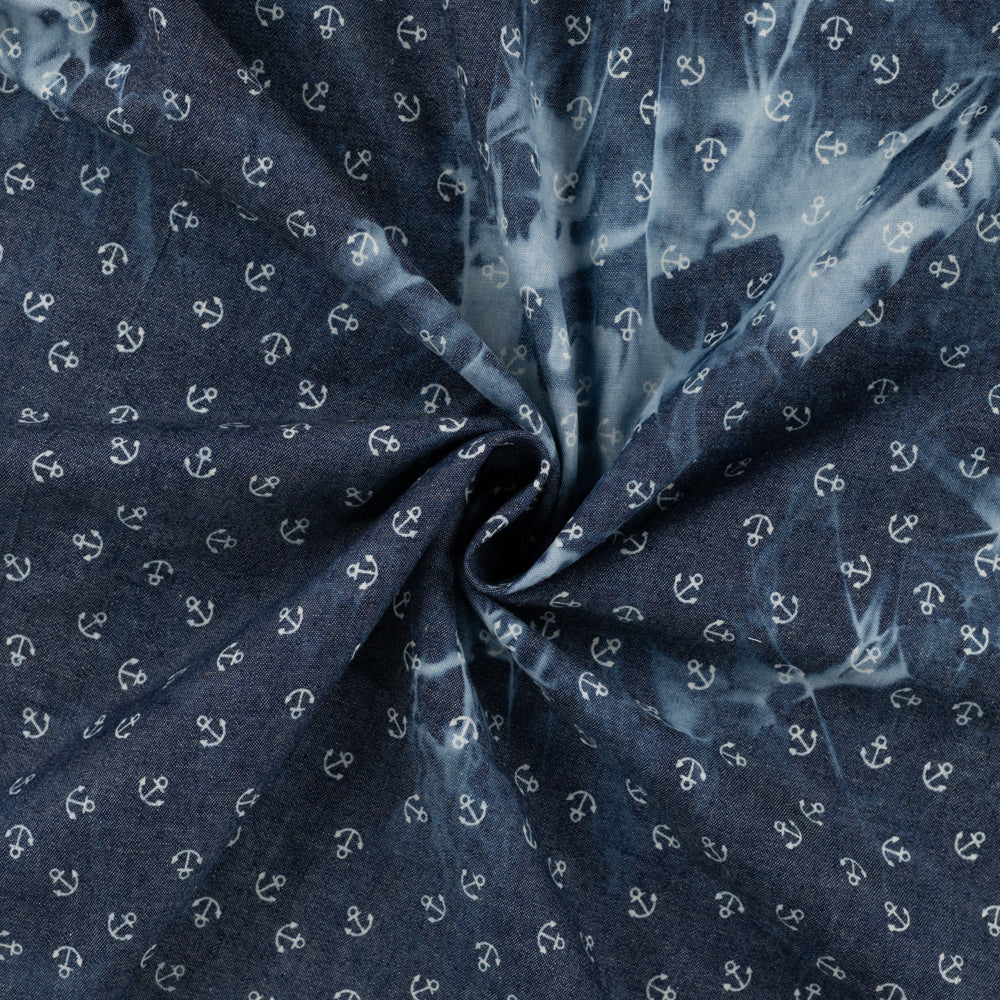 Leichter Jeansstoff Chambray Kleine Anker weiß auf Jeansblau Batiklook