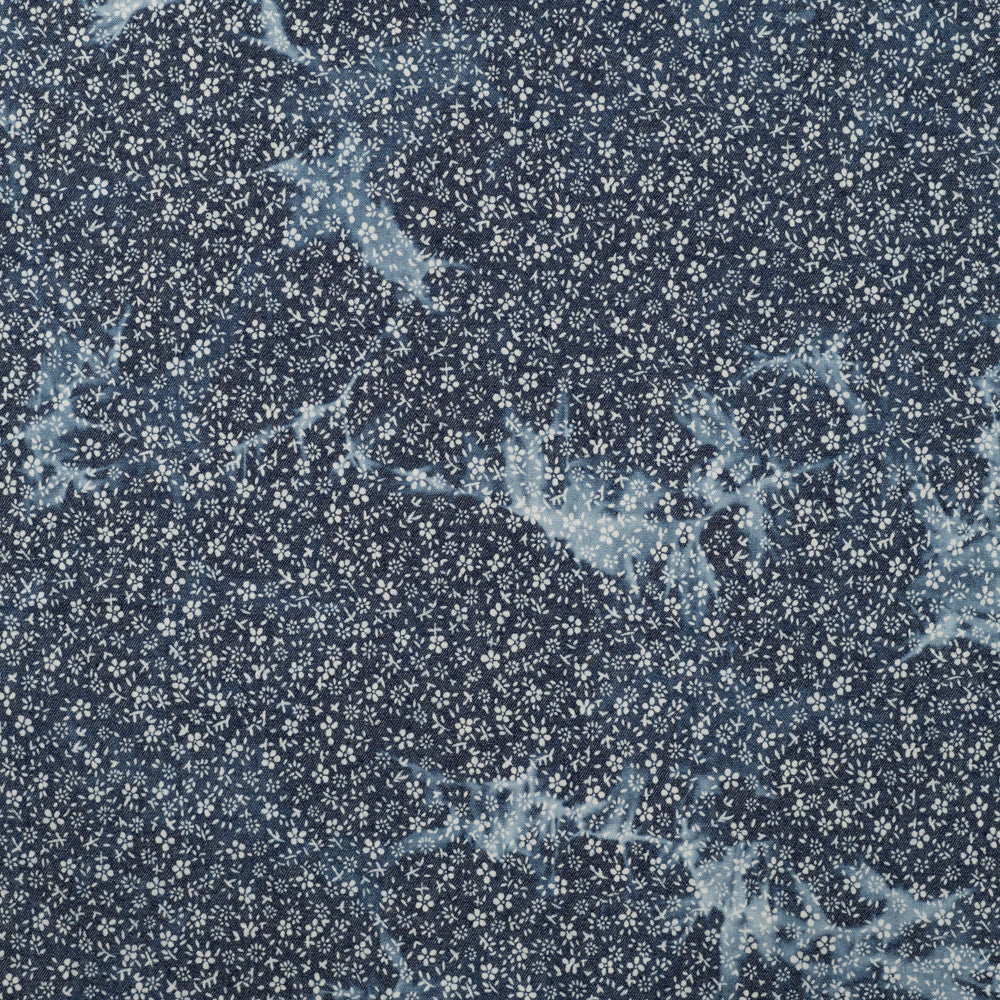 Leichter Jeansstoff Chambray Tie Dye Flowers weiß auf Denim im Batiklook