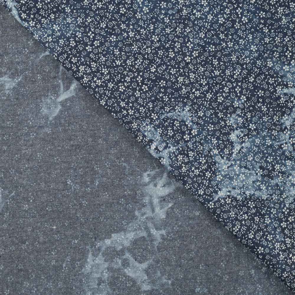 Leichter Jeansstoff Chambray Tie Dye Flowers weiß auf Denim im Batiklook