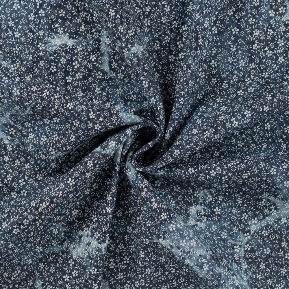 Leichter Jeansstoff Chambray Tie Dye Flowers weiß auf Denim im Batiklook