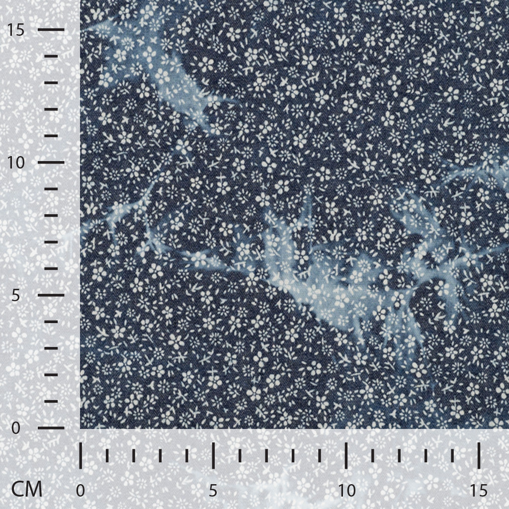 Leichter Jeansstoff Chambray Tie Dye Flowers weiß auf Denim im Batiklook