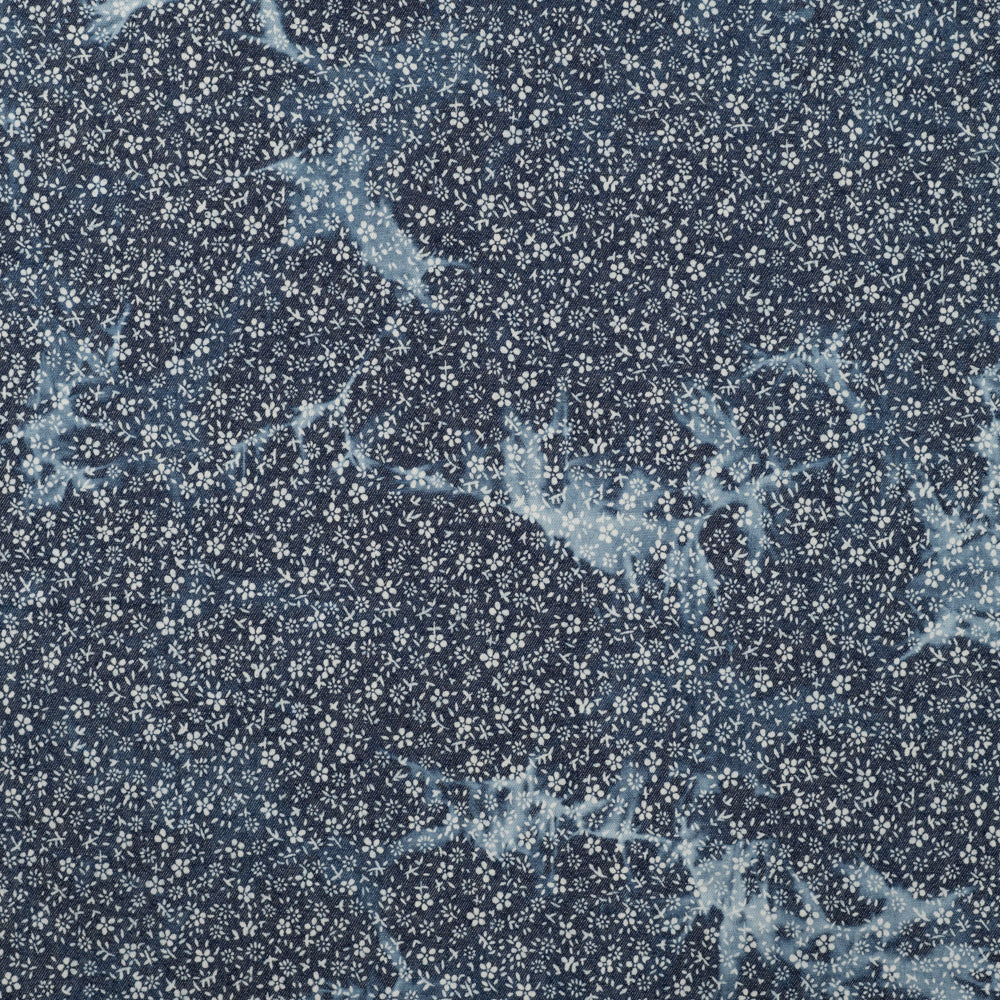 Leichter Jeansstoff Chambray Tie Dye Flowers weiß auf Denim im Batiklook